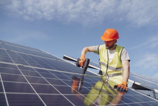 US Renewable Energy Jobs 2026: Visa Sponsorship, $60k–$140k Salaries